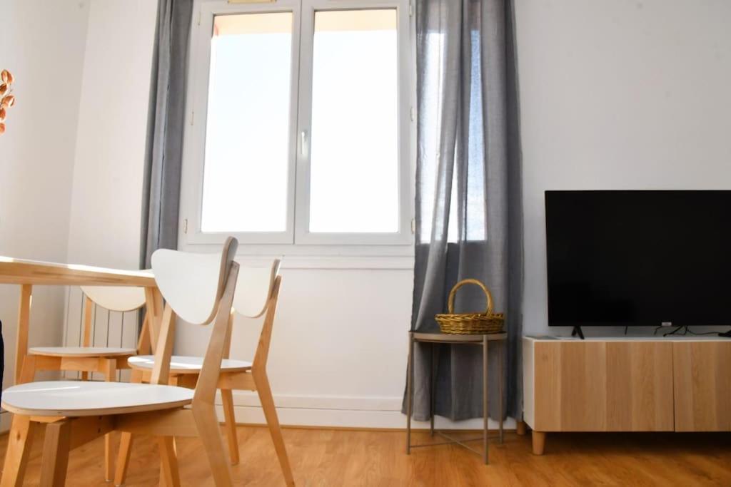 Vue Pyreneenne Elegante Avec 2 *